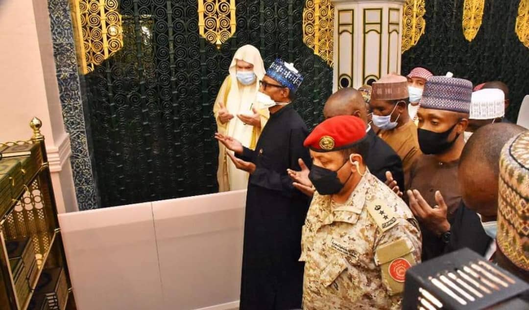 Buhari enters Saudi mosque prays for naira to appreciate banditry to end